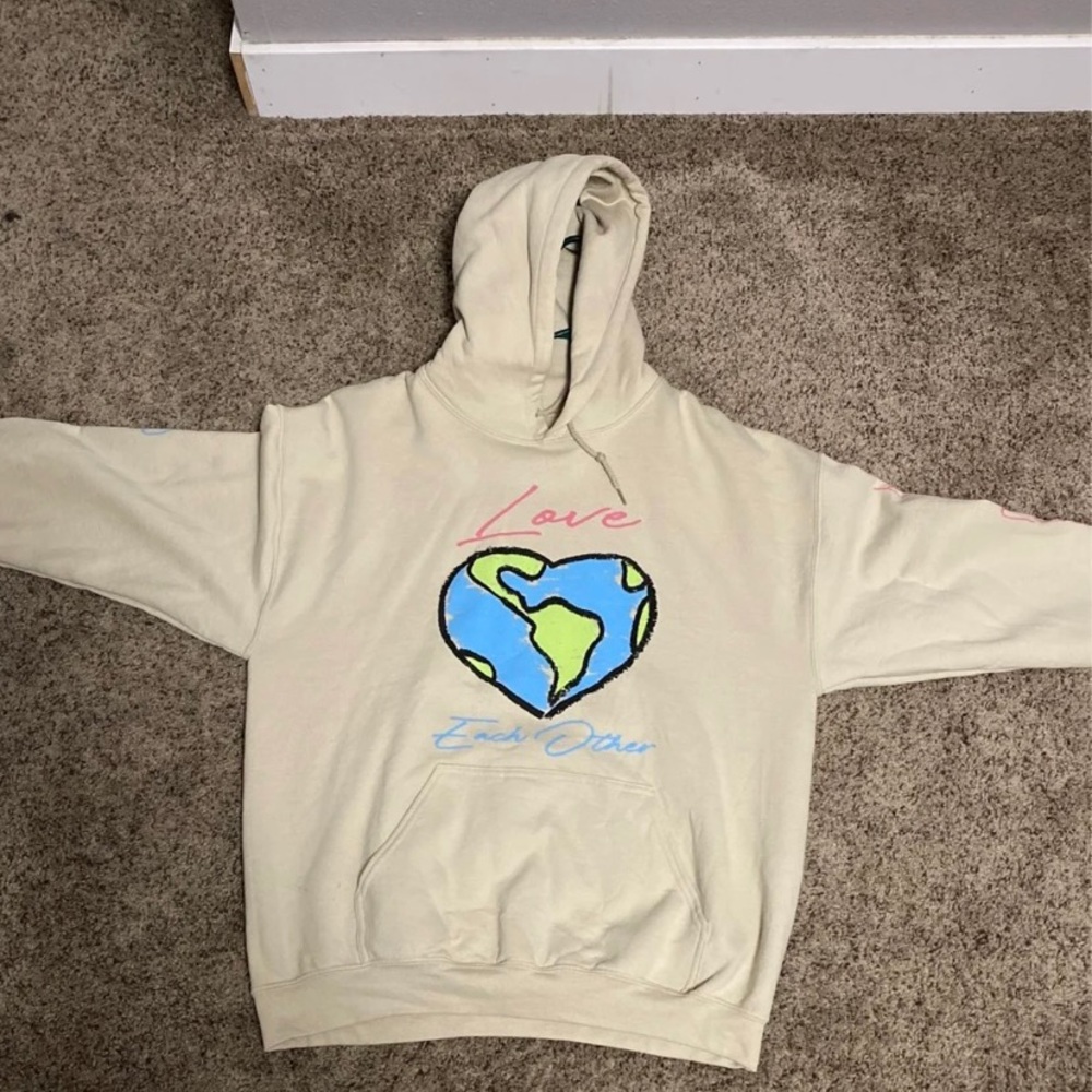 Men’s graphic hoodie, hardly ever words and in almost brand new condition